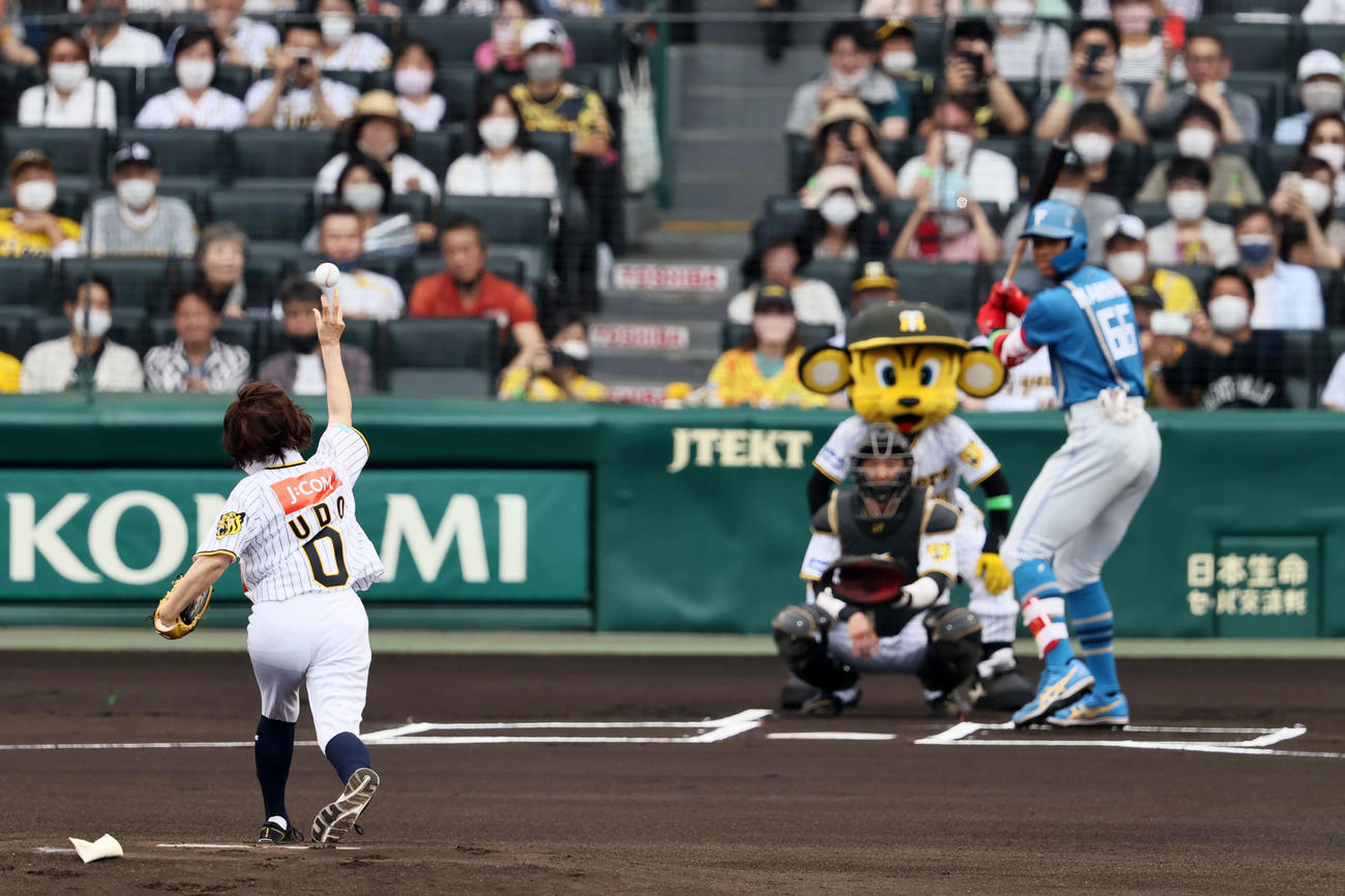 22年6月5日、背番号「0」のユニホームで始球式を行う有働由美子アナ