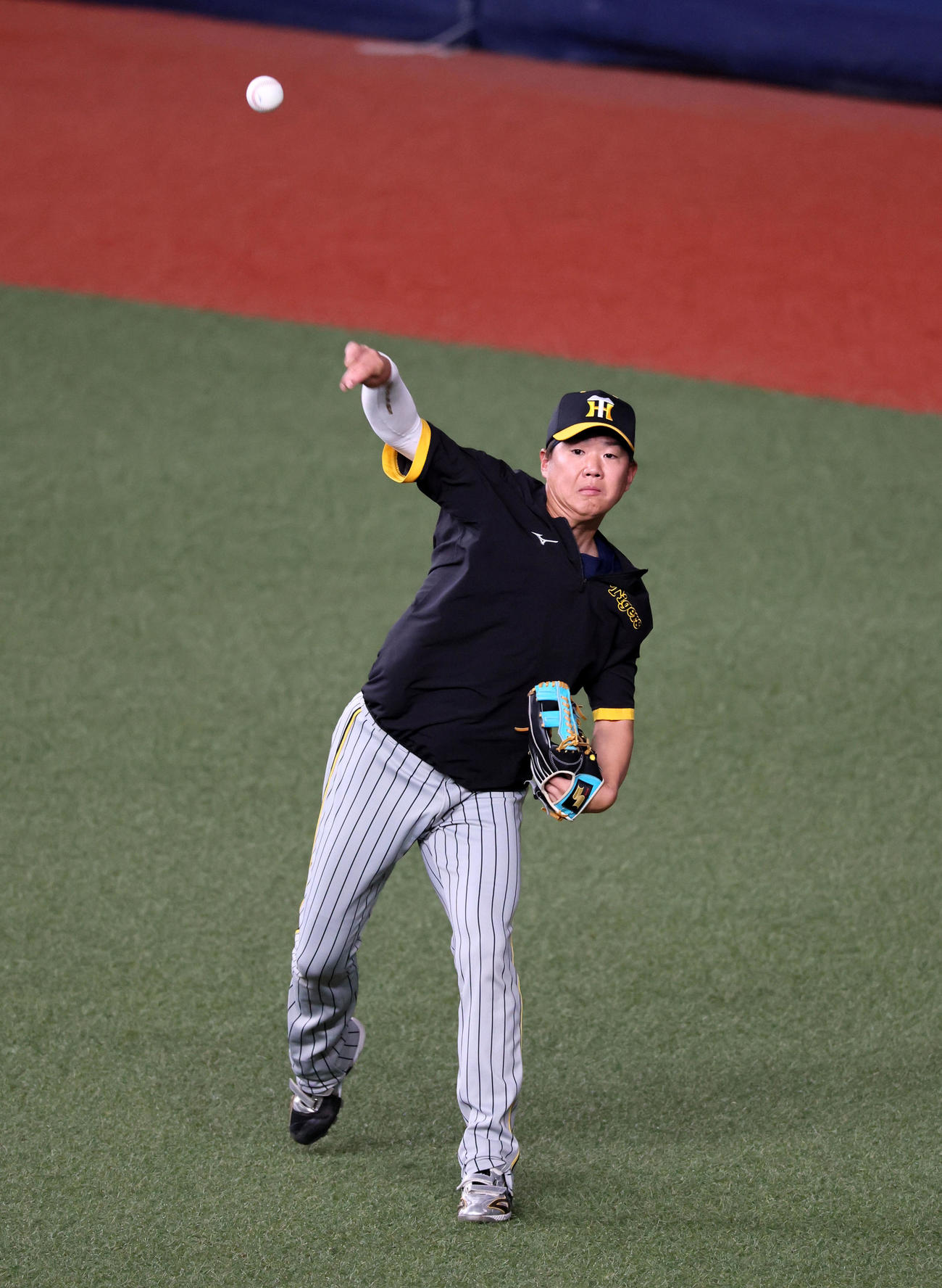 オリックス対阪神　キャッチボールする西勇（撮影・加藤哉）