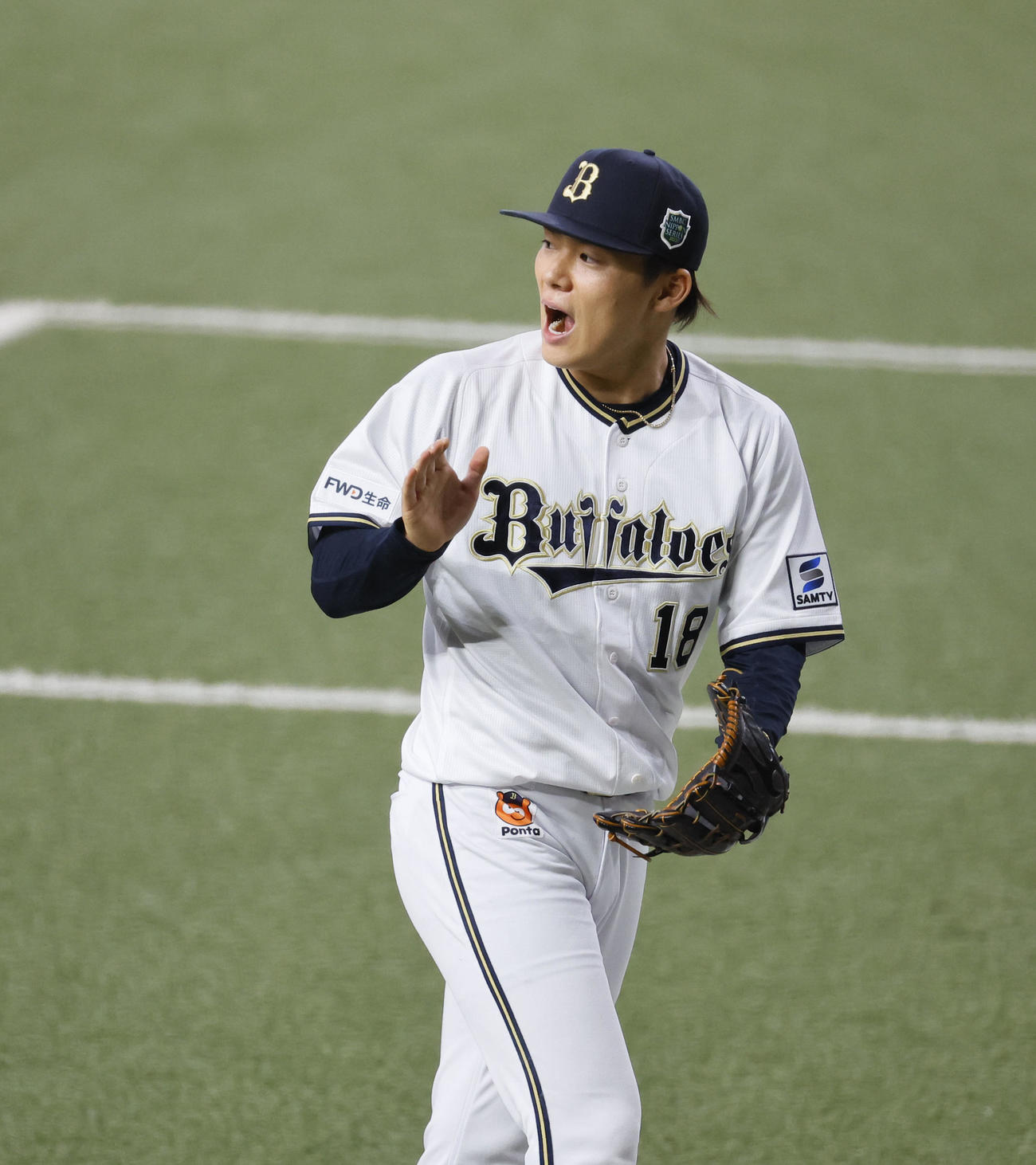 オリックス対阪神　1回表阪神1死一塁、三振と盗塁死で併殺を奪い、手をたたくオリックス山本（撮影・藤尾明華）
