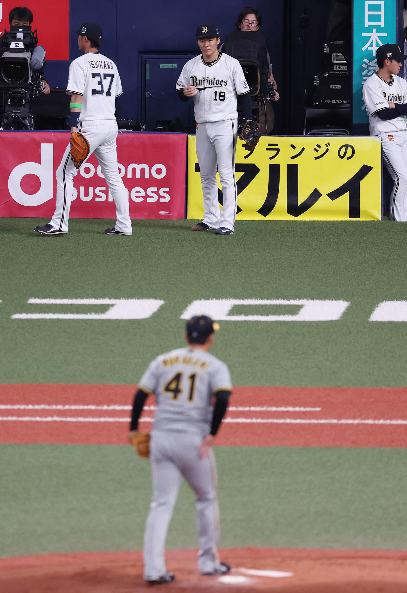 オリックス対阪神　阪神先発の村上（手前）を見つめるオリックス先発の山本（撮影・宮地輝）