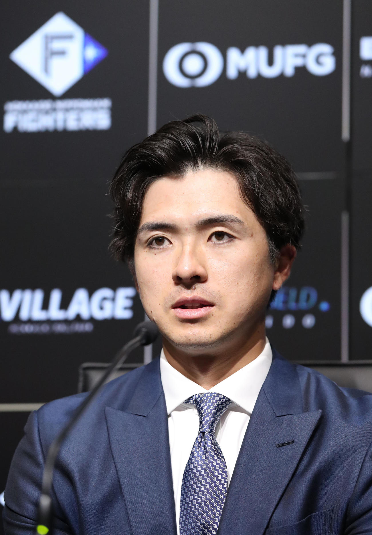 メジャー挑戦に向けて会見に臨む日本ハム上沢（撮影・佐藤翔太）