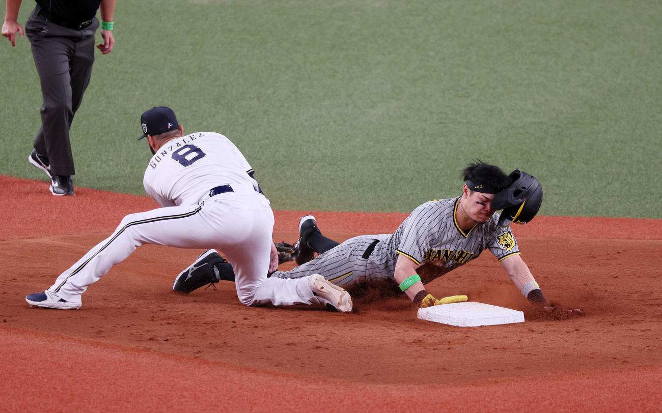 オリックス対阪神　5回表阪神無死一塁、一塁走者佐藤輝は二塁盗塁を決める。野手ゴンザレス（撮影・加藤哉）