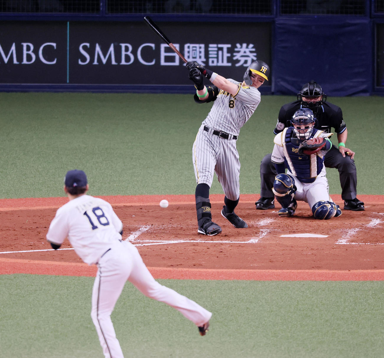 オリックス対阪神　5回表阪神無死、佐藤輝は中前打を放つ。投手は山本（撮影・加藤哉）