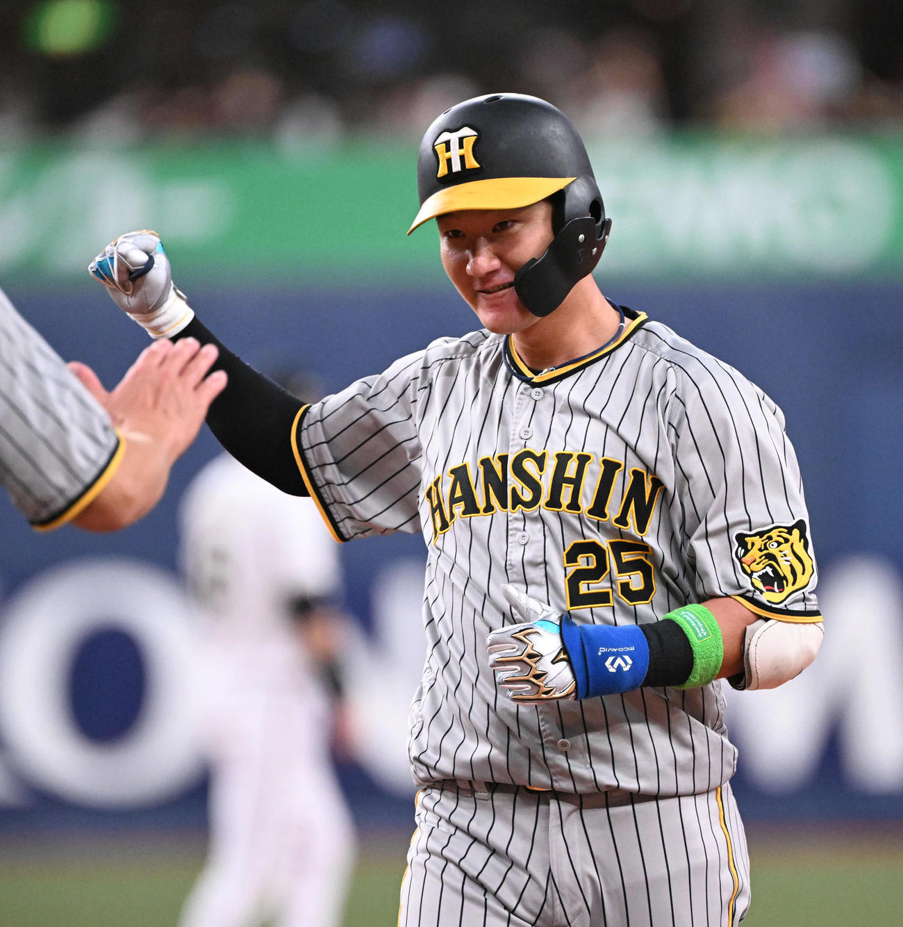 オリックス対阪神　5回表阪神1死三塁、先制の中前適時打を放った渡辺はガッツポーズ（撮影・和賀正仁）