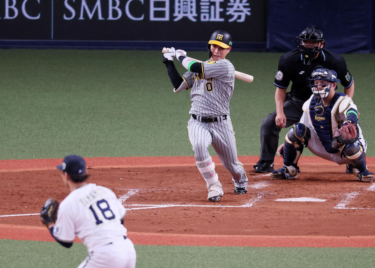 オリックス対阪神　5回表阪神1死一塁、木浪は右前打を放つ。投手は山本（撮影・加藤哉）