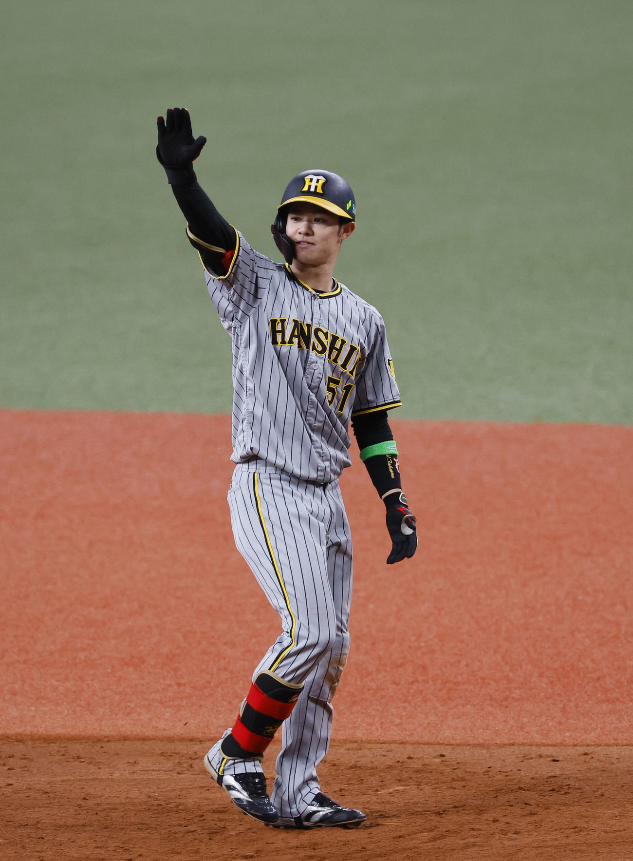 オリックス対阪神　5回表阪神2死三塁、左前に適時打を放ちポーズをとる中野（撮影・藤尾明華）