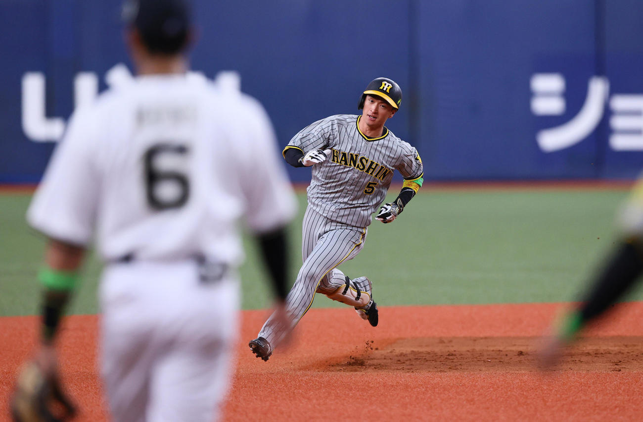 オリックス対阪神　3回表阪神2死一、二塁、近本（右）は中適時2点三塁打を放ち三塁へ向かう（撮影・上山淳一）