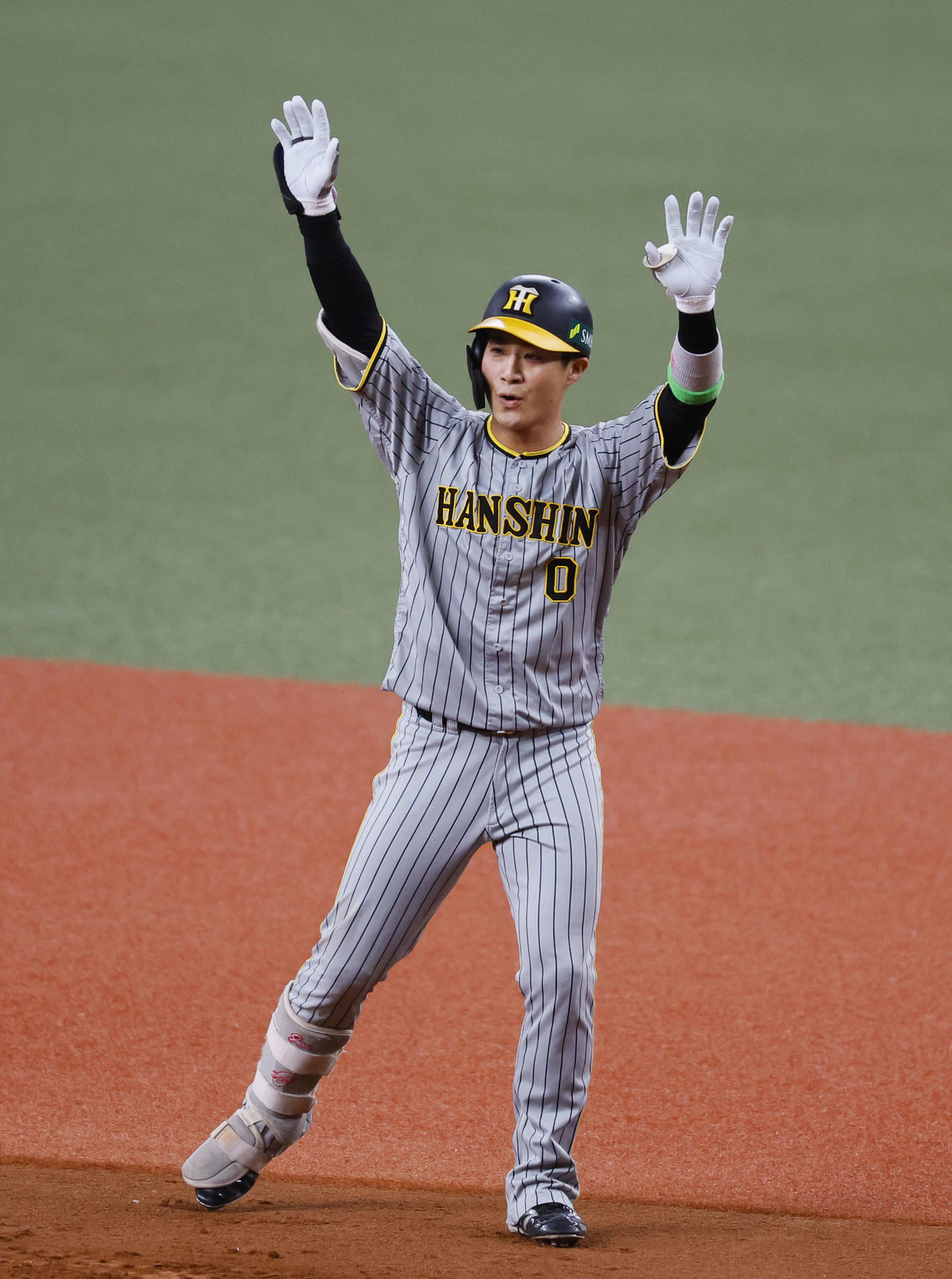 オリックス対阪神　6回表阪神2死一、三塁、左前に適時打を放ちポーズをとる木浪（撮影・藤尾明華）