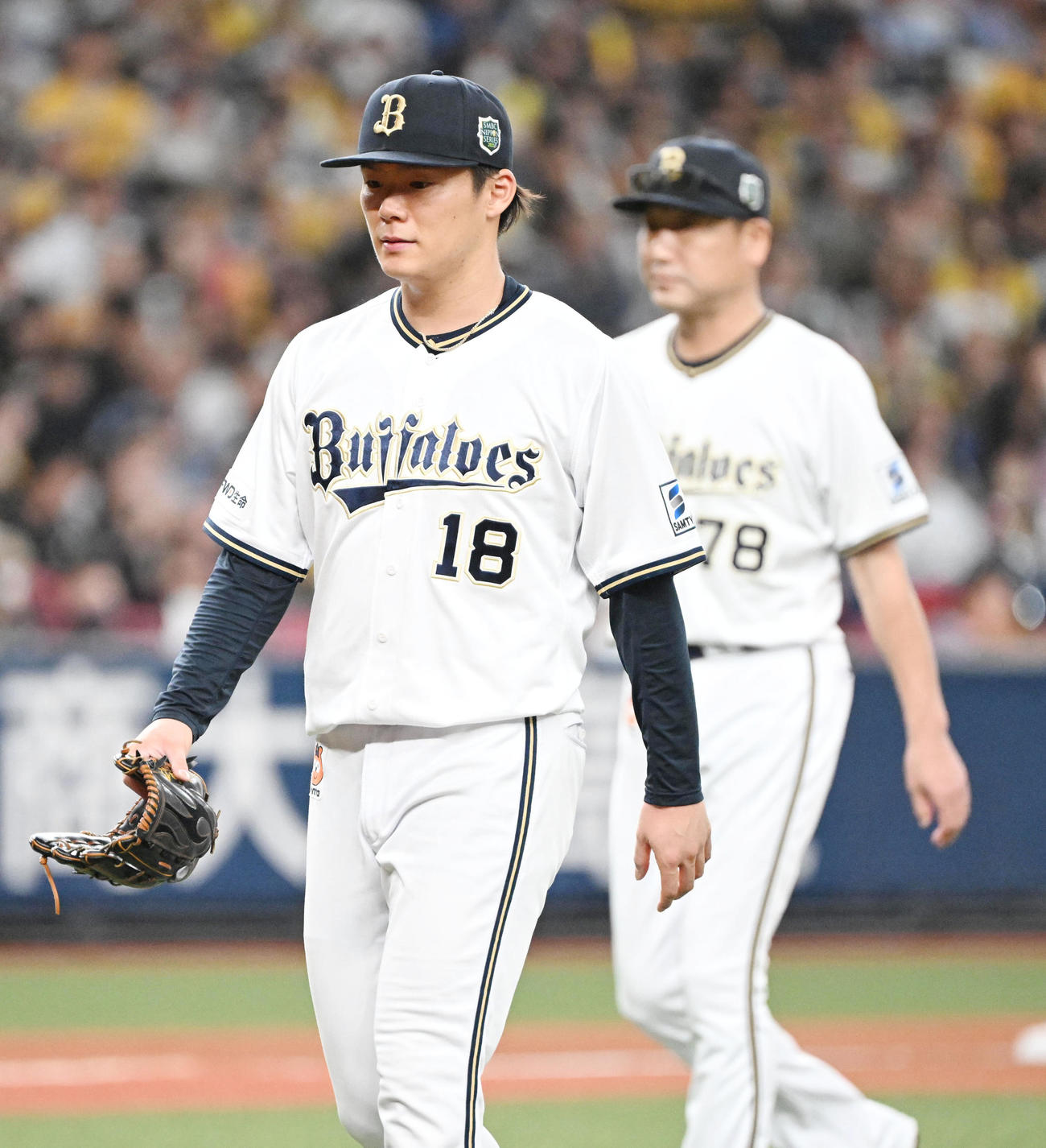 オリックス対阪神　6回表阪神2死一、二塁、坂本に適時二塁打を浴び降板する山本、右奥は中嶋監督（撮影・和賀正仁）