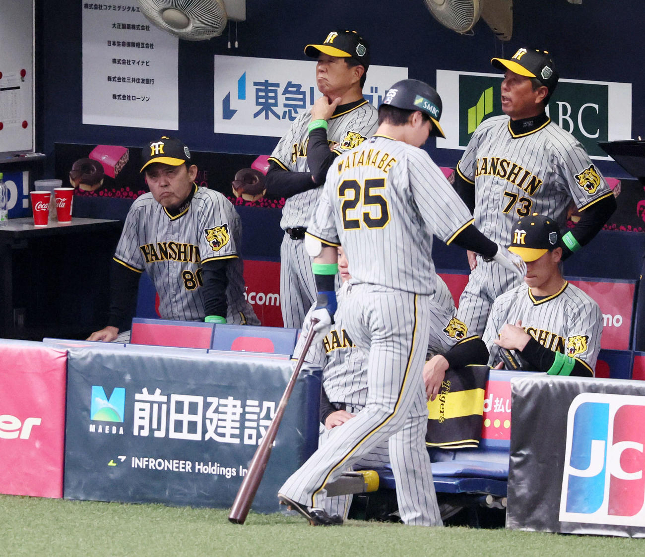 オリックス対阪神　3回表阪神無死、三振しベンチへ引き揚げる渡辺諒（手前）の奥でじっとグラウンドを見る岡田監督（左）（撮影・加藤哉）