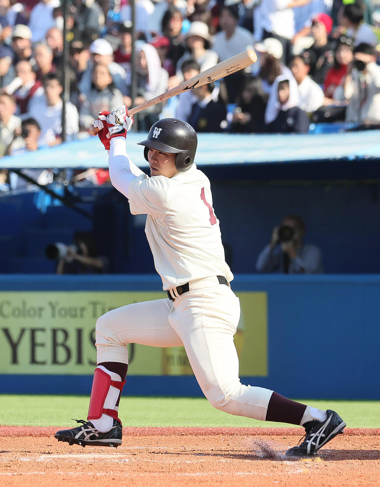 慶大対早大　4回裏早大1死、熊田は左二塁打を放つ（撮影・足立雅史）