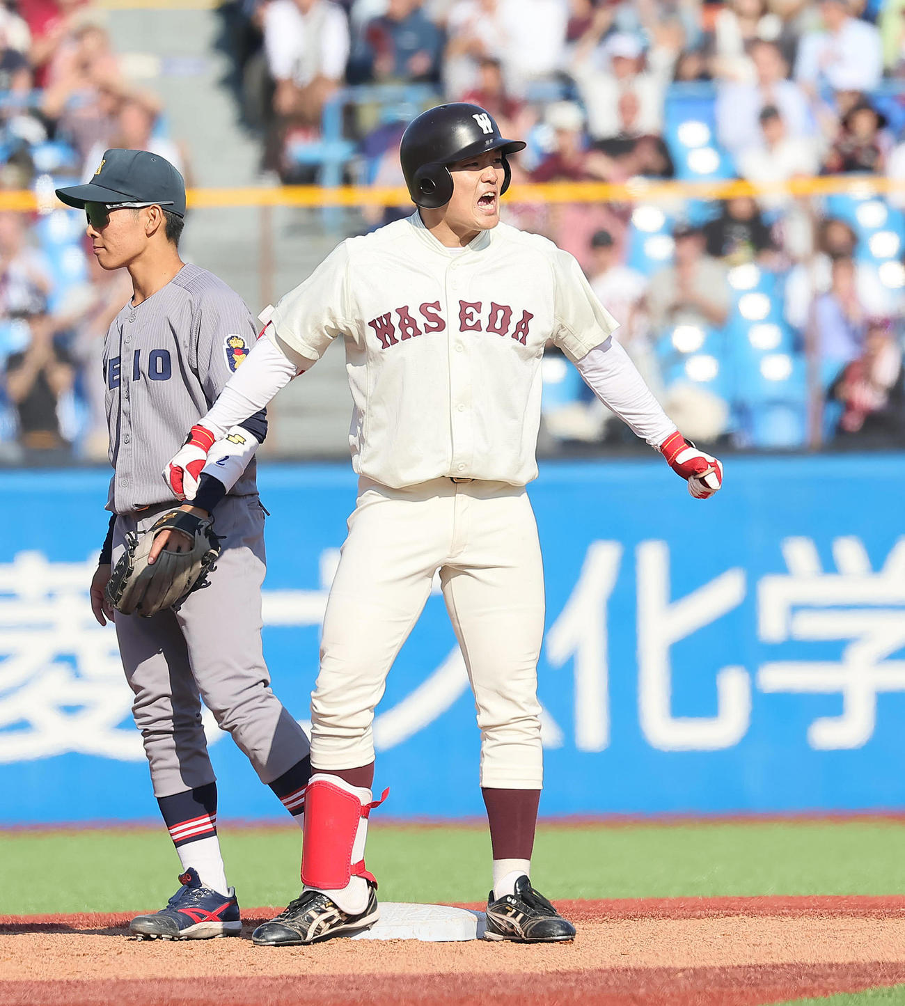 慶大対早大　4回裏早大1死、熊田（右）は左二塁打を放ち雄たけびを上げる（撮影・足立雅史）