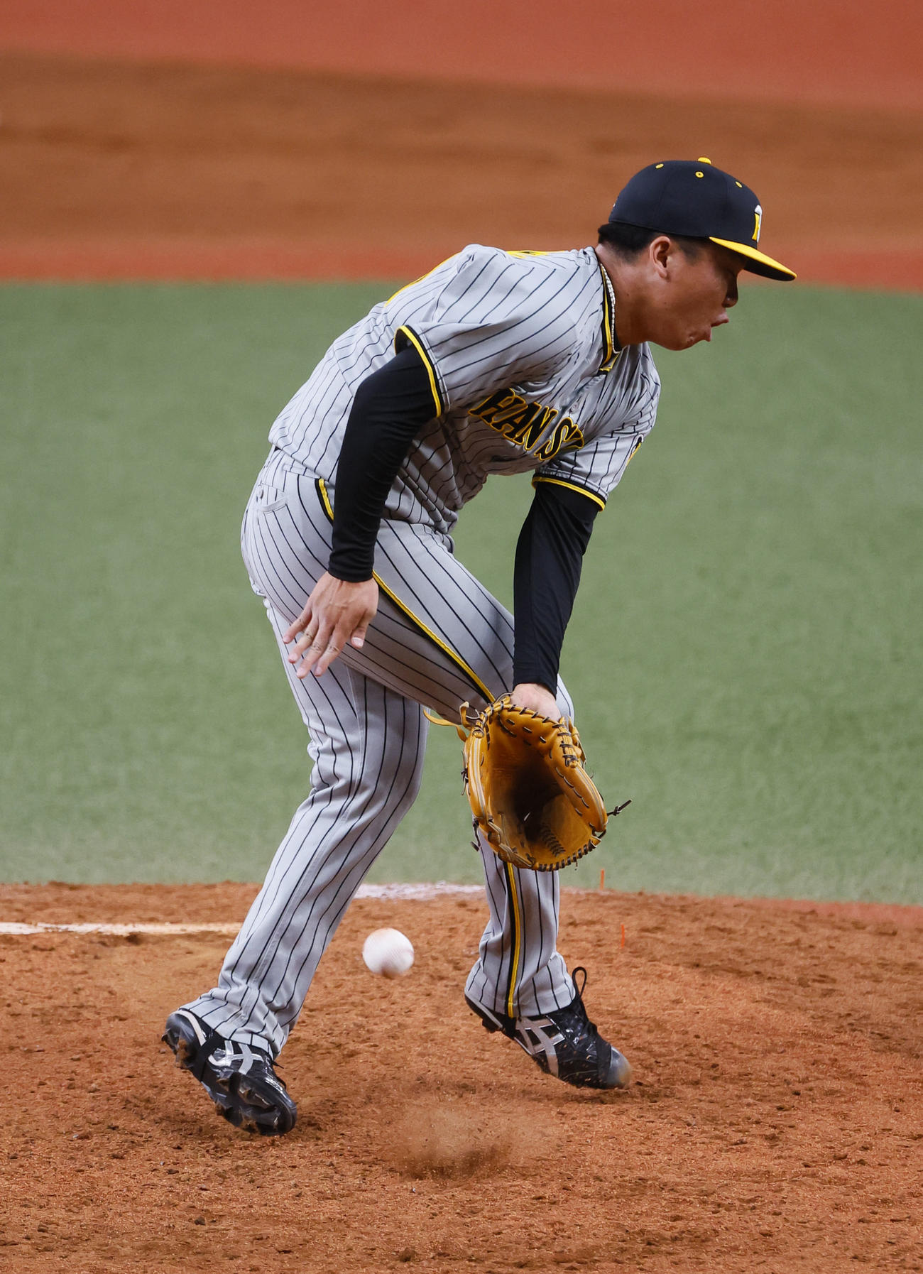 オリックス対阪神　6回裏オリックス無死、野口の中前打の打球にヒヤリとする阪神村上（撮影・藤尾明華）