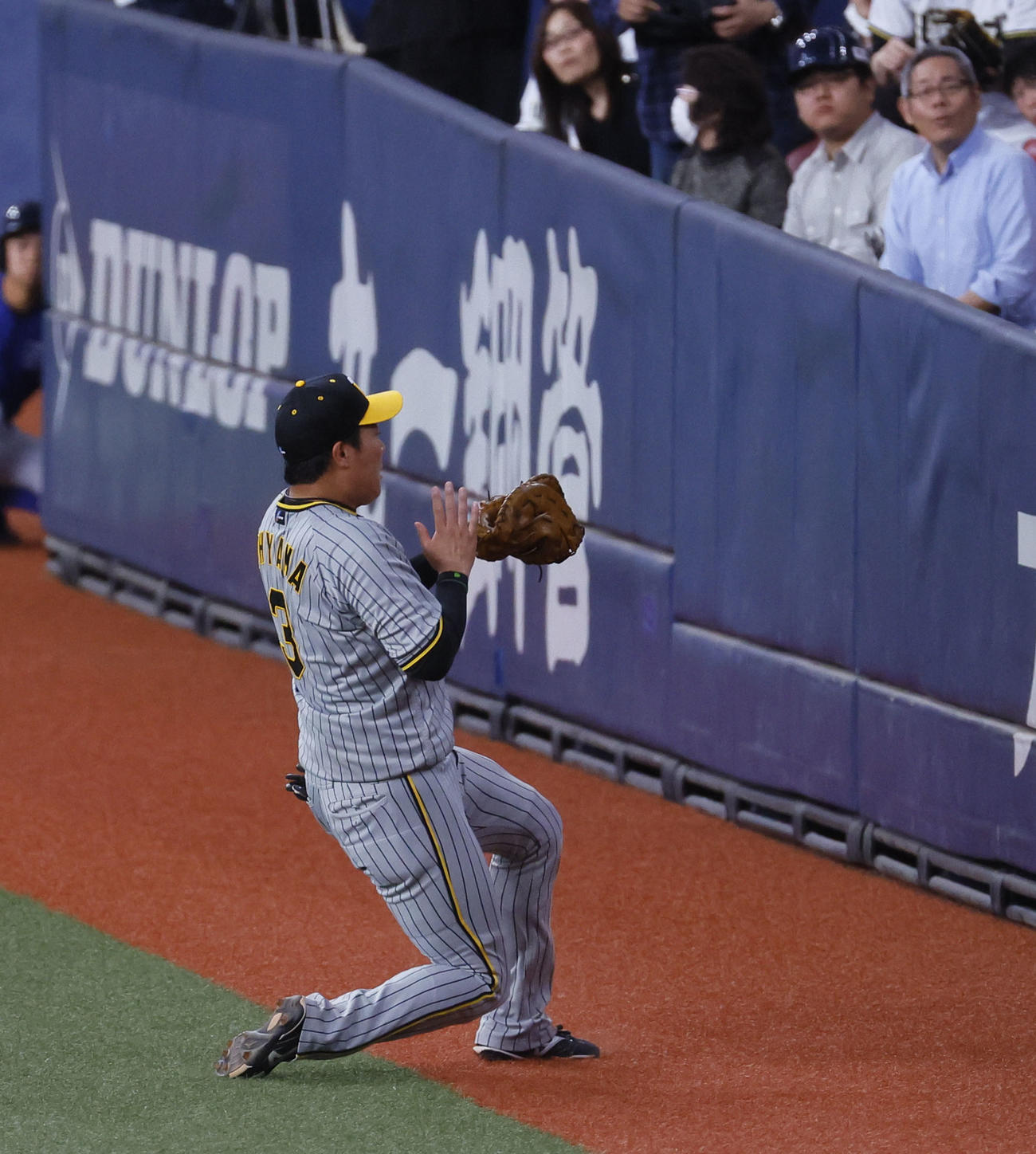 オリックス対阪神　7回裏オリックス中川圭の一邪飛を好捕する阪神大山（撮影・藤尾明華）