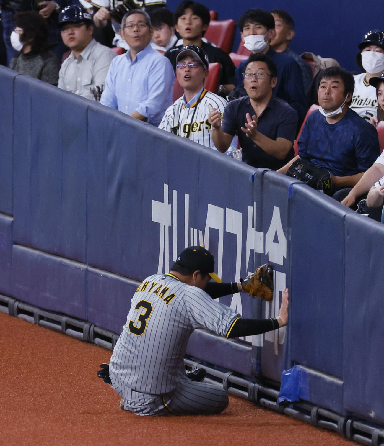オリックス対阪神　7回裏オリックス中川圭の一邪飛を好捕する阪神大山（撮影・藤尾明華）
