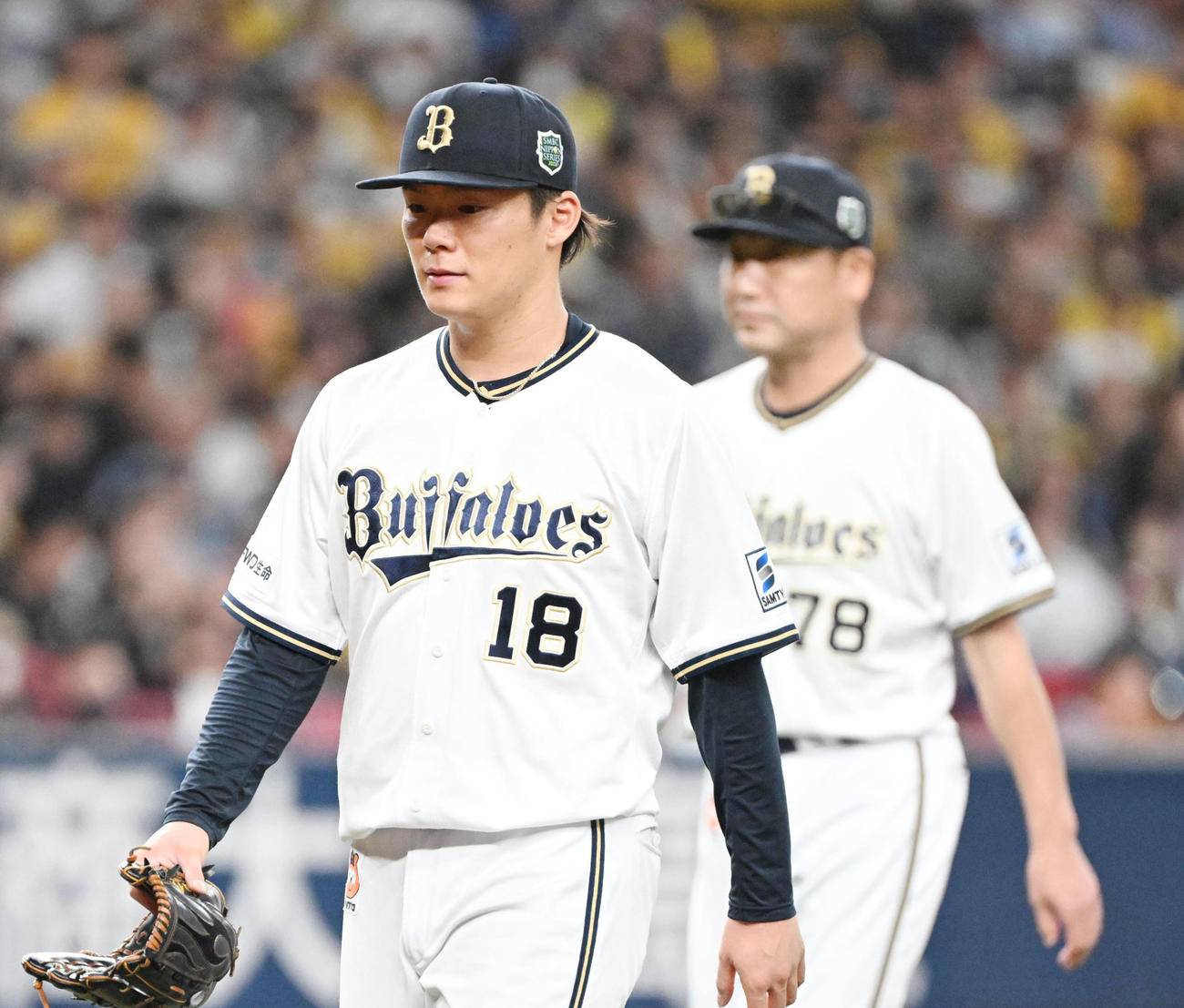 オリックス対阪神　6回表阪神2死一、二塁、坂本に適時二塁打を浴び降板する山本、右奥は中嶋監督（撮影・和賀正仁）