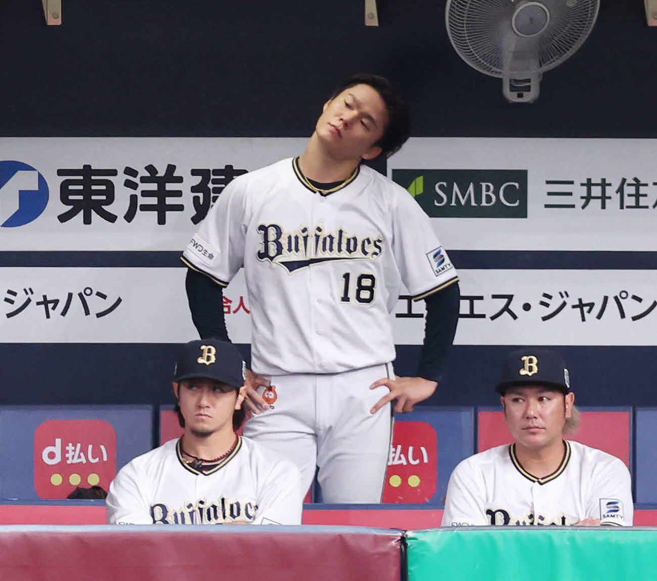 オリックス対阪神　6回表、途中降板となりベンチで首をかしげるオリックス山本（中央）（撮影・宮地輝）