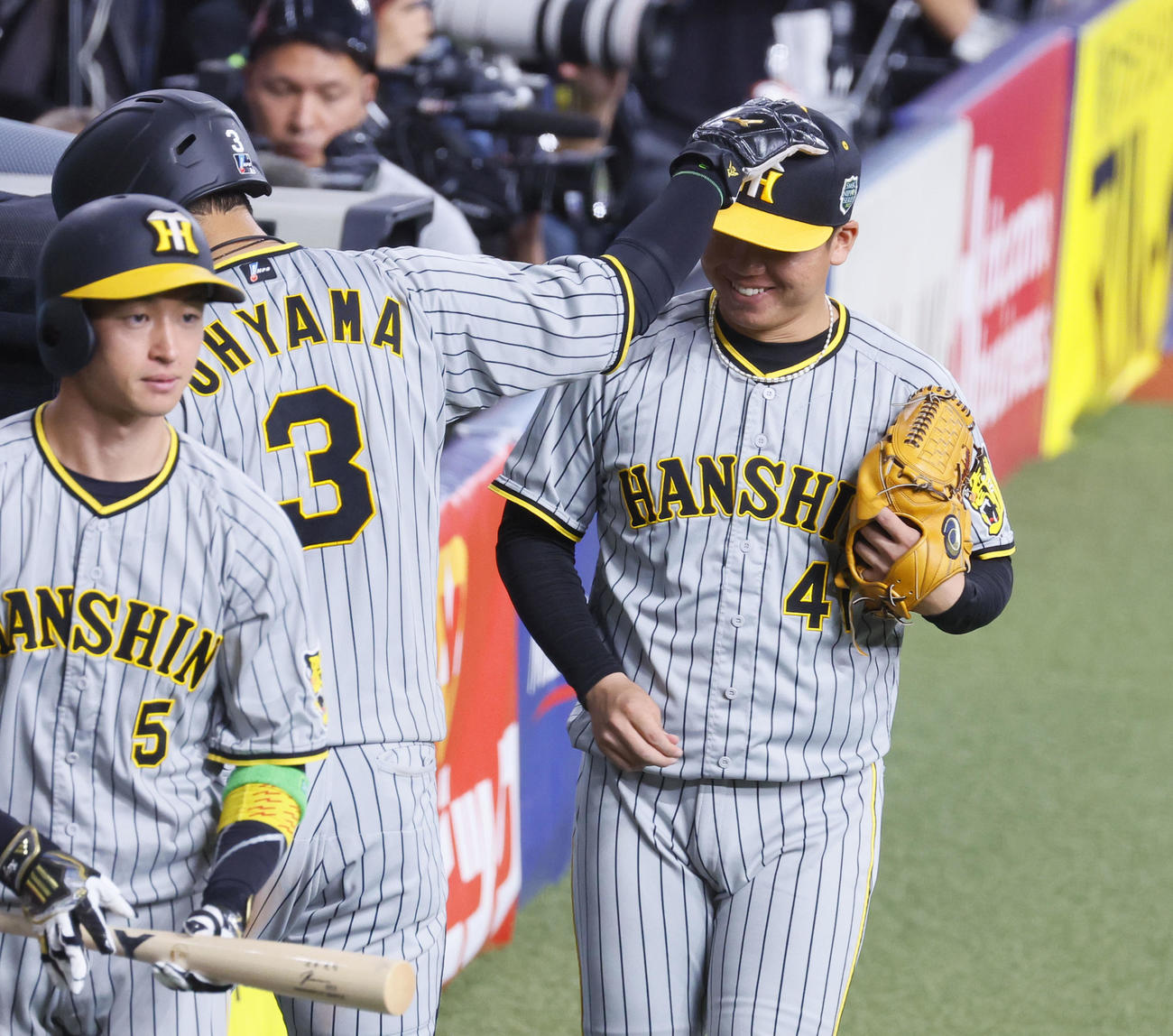 オリックス対阪神　6回表阪神2死一、三塁、木浪の適時打で生還した大山に頭をなでられる阪神村上（撮影・藤尾明華）