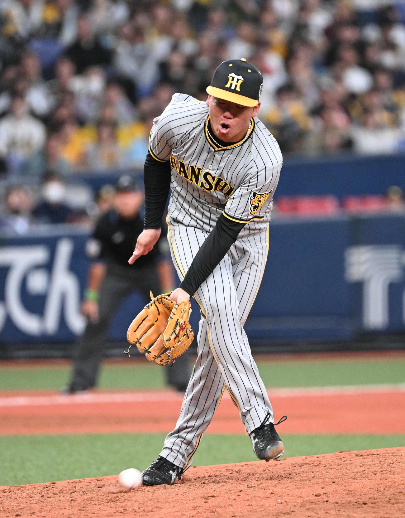 オリックス対阪神　6回裏オリックス無死、野口に中前打を浴びる村上（撮影・和賀正仁）