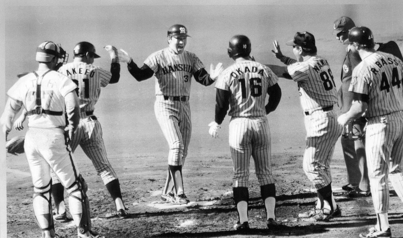 1985年日本シリーズ第6戦　西武対阪神　初回に日本一を呼ぶ満塁本塁打を放ち両手を広げて凱旋する長崎啓二