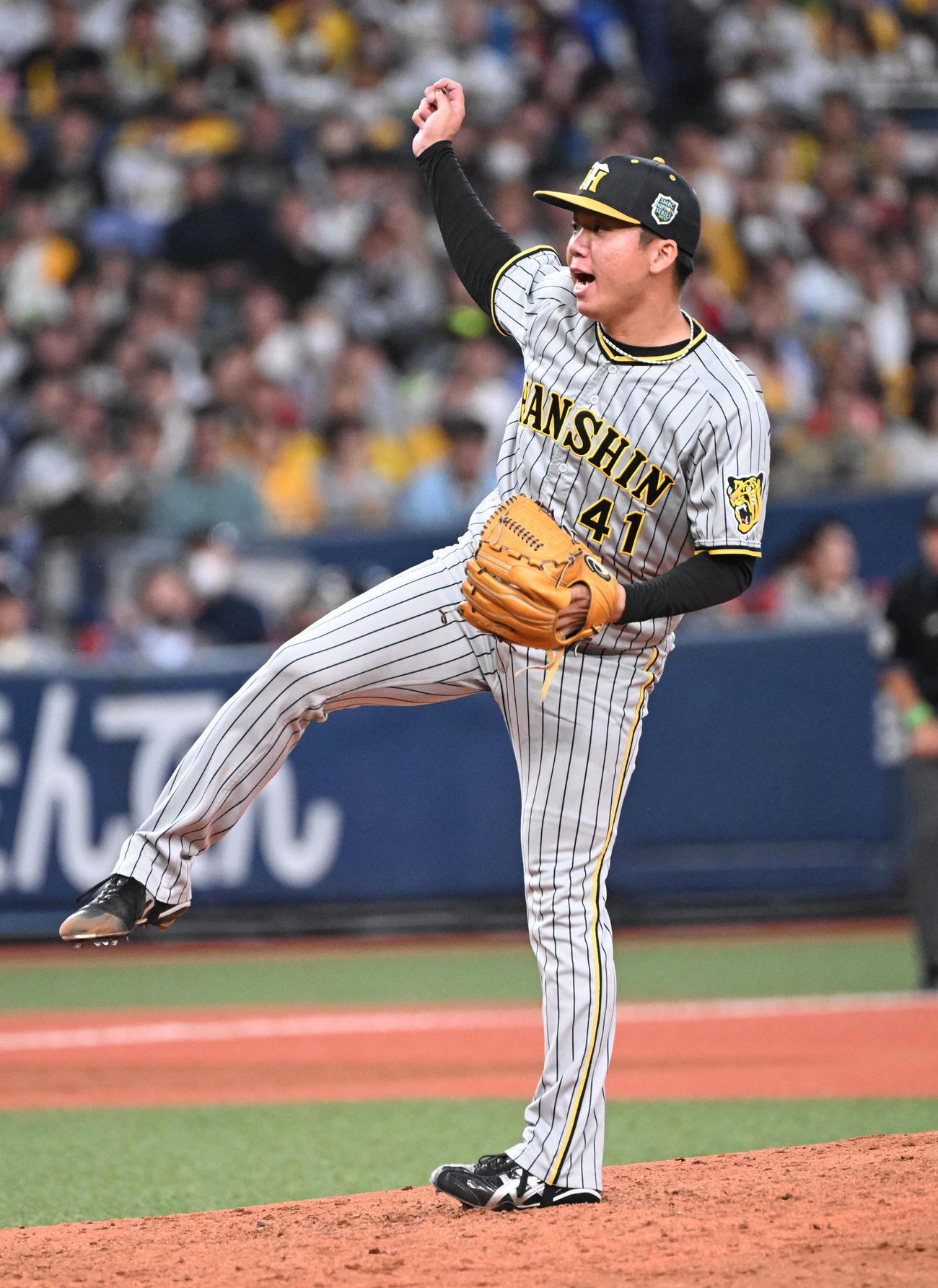 オリックス対阪神　6回裏オリックス2死、頓宮に気合を込め投げ込む村上（撮影・和賀正仁）