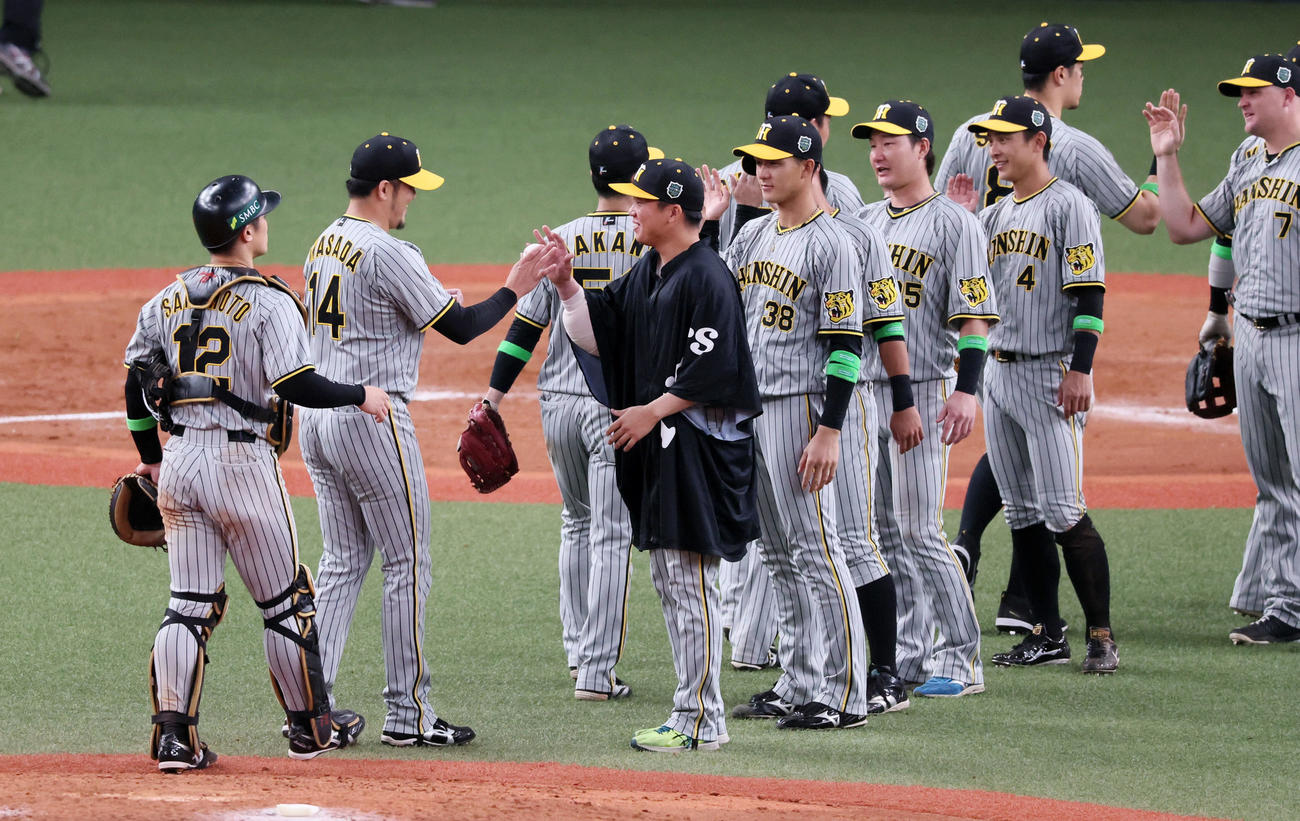 オリックス対阪神　オリックスに勝利し岩貞（左から2人目）からウイニングボールを手渡される村上（撮影・加藤哉）