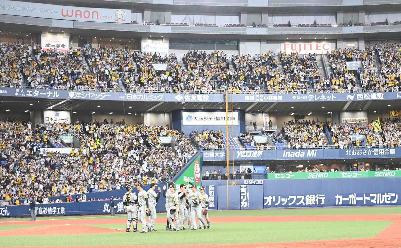 オリックス対阪神　京セラドームでオリックスに勝利しタッチを交わす阪神ナイン（撮影・和賀正仁）