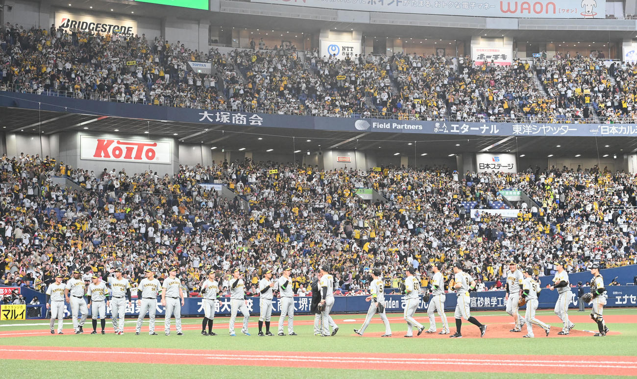 オリックス対阪神　京セラドームでオリックスに勝利しタッチを交わす阪神ナイン（撮影・和賀正仁）