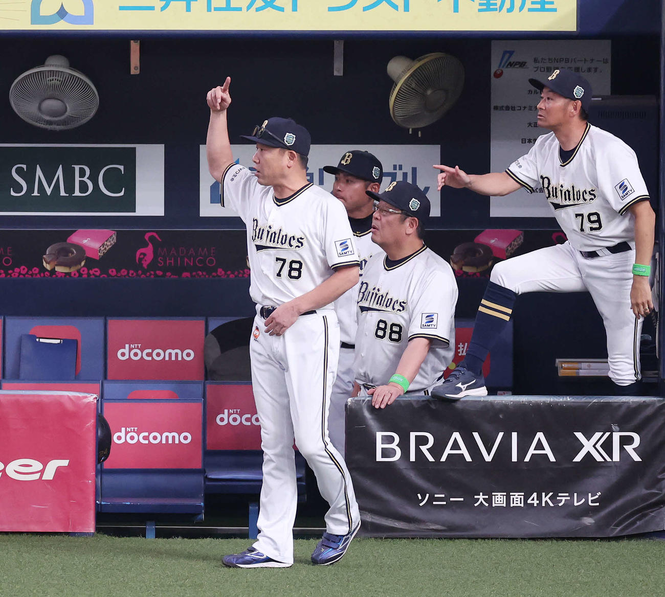 オリックス対阪神　5回裏オリックス無死、森のエンタイトル二塁打についてアピールする中嶋監督（左）（撮影・宮地輝）