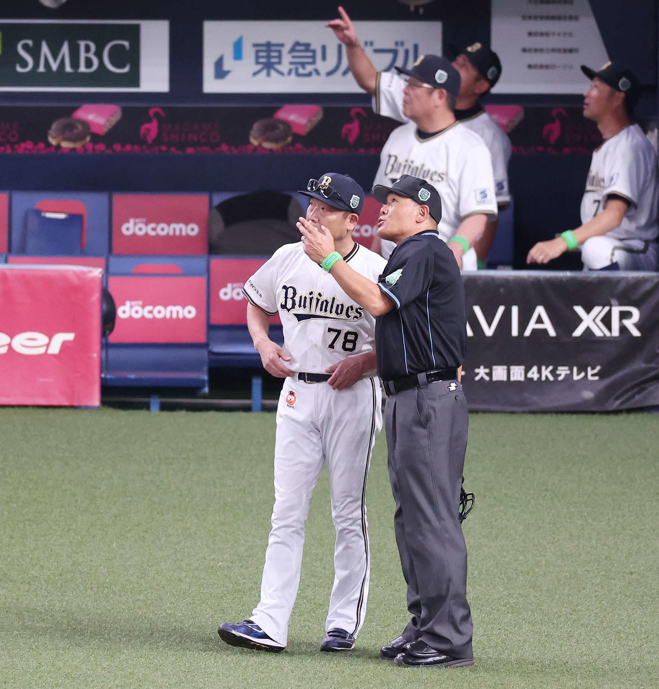 オリックス対阪神　5回裏オリックス無死、森のエンタイトル二塁打について審判から説明を受ける中嶋監督（撮影・宮地輝）