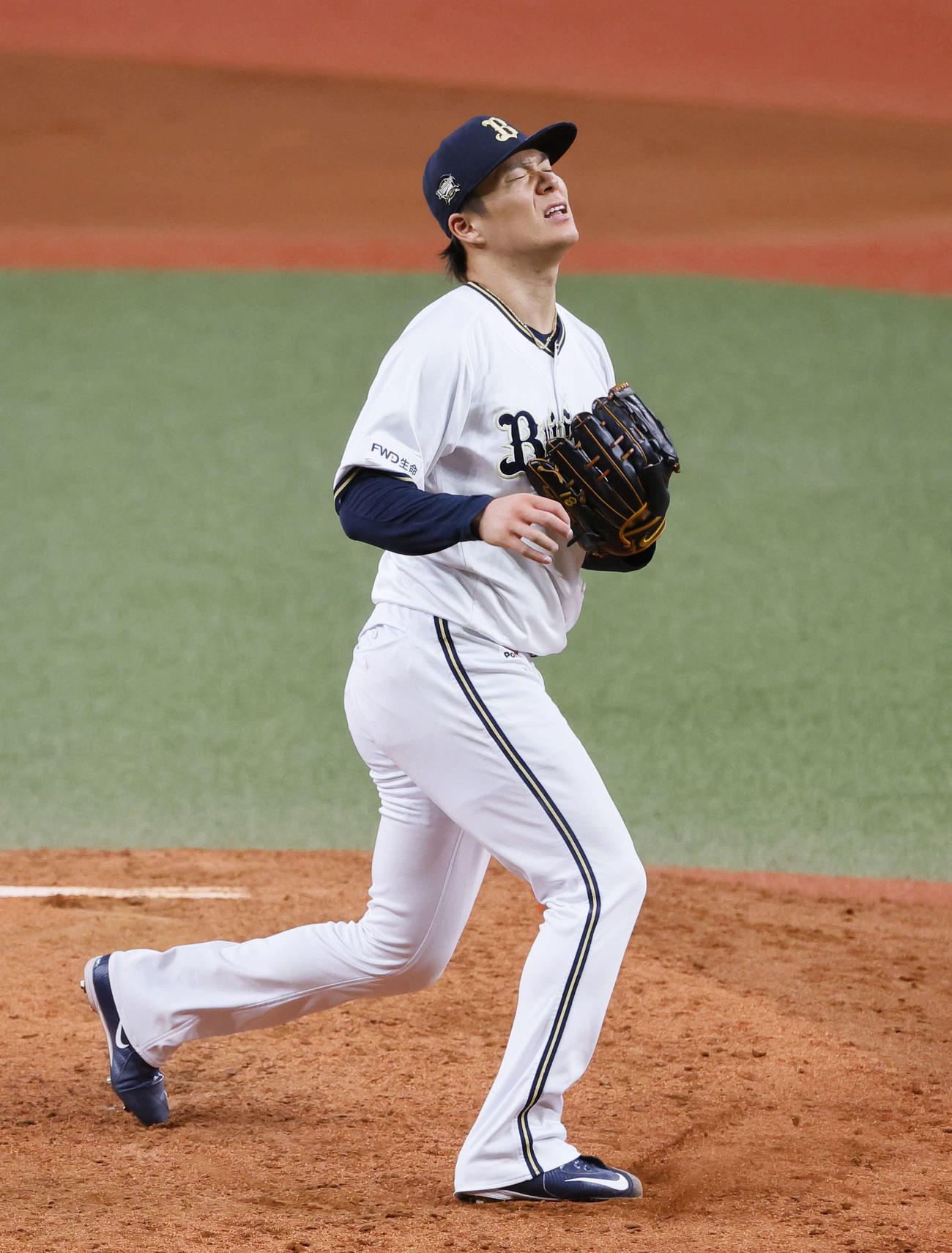 オリックス対阪神　6回表阪神無死、大山に四球を与え天を仰ぐオリックス山本（撮影・藤尾明華）