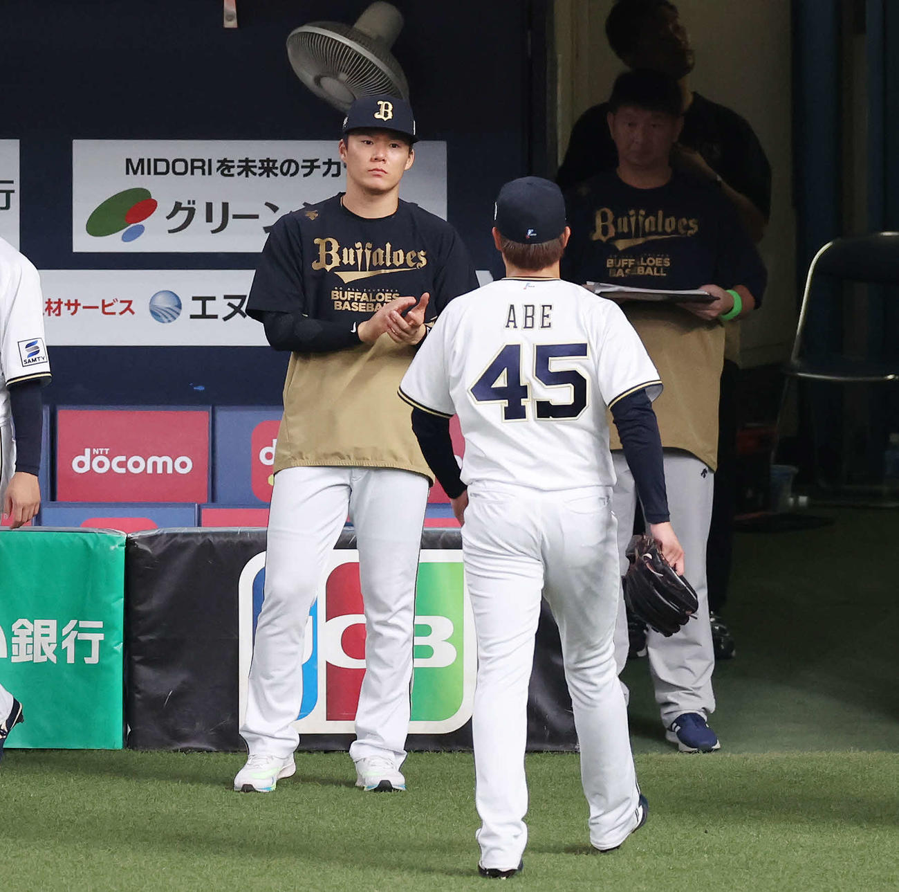 オリックス対阪神　9回表、5番手のオリックス阿部（手前）を迎える山本（撮影・宮地輝）