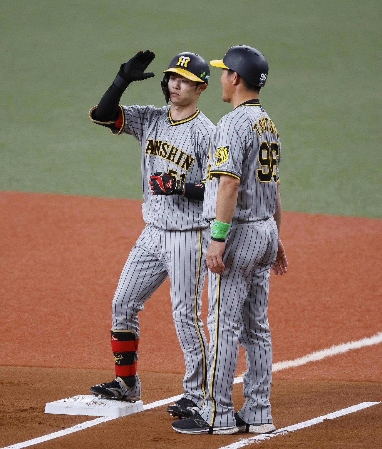 オリックス対阪神　1回表阪神1死、左前打を放ちポーズをとる中野（撮影・藤尾明華）