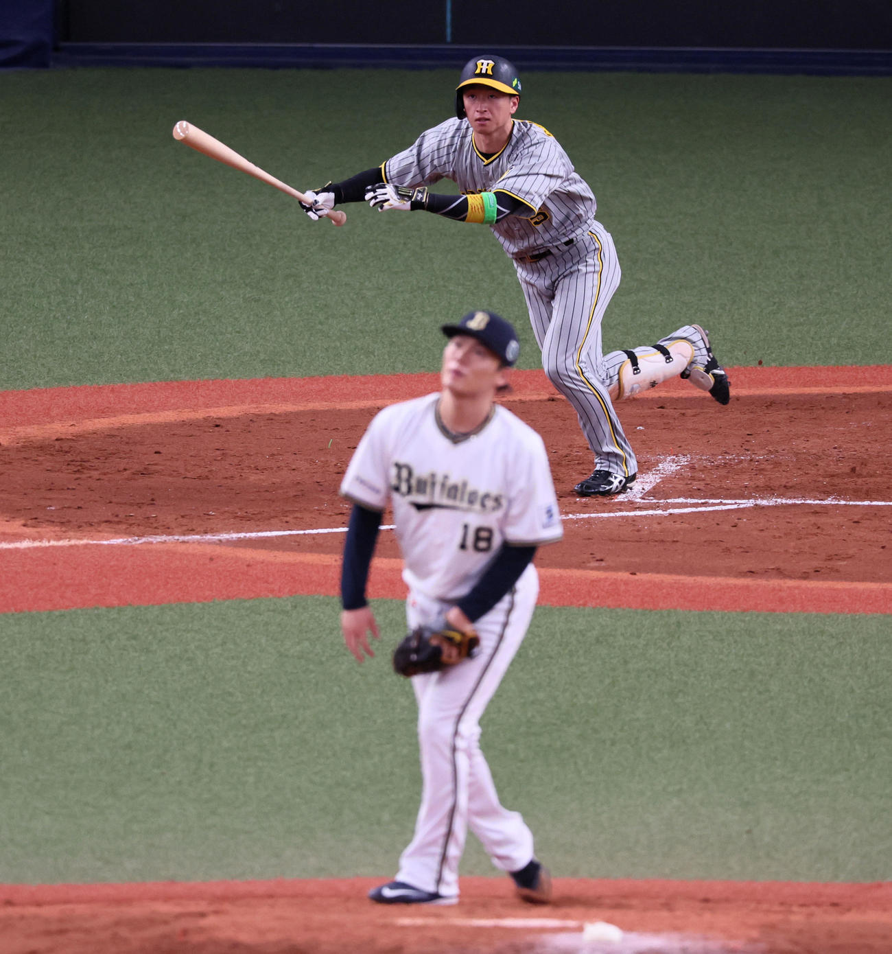 オリックス対阪神　5回表阪神2死一、二塁、近本は右へ適時三塁打を放つ。投手は山本（撮影・加藤哉）