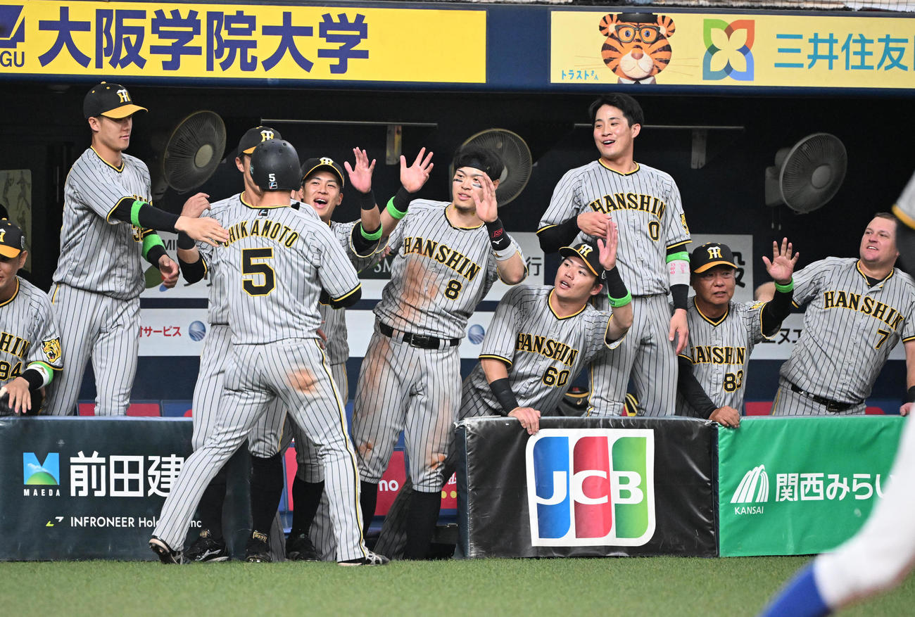 オリックス対阪神　5回表阪神2死三塁、中野の適時打で生還し、佐藤輝らに迎えられる近本（撮影・和賀正仁）