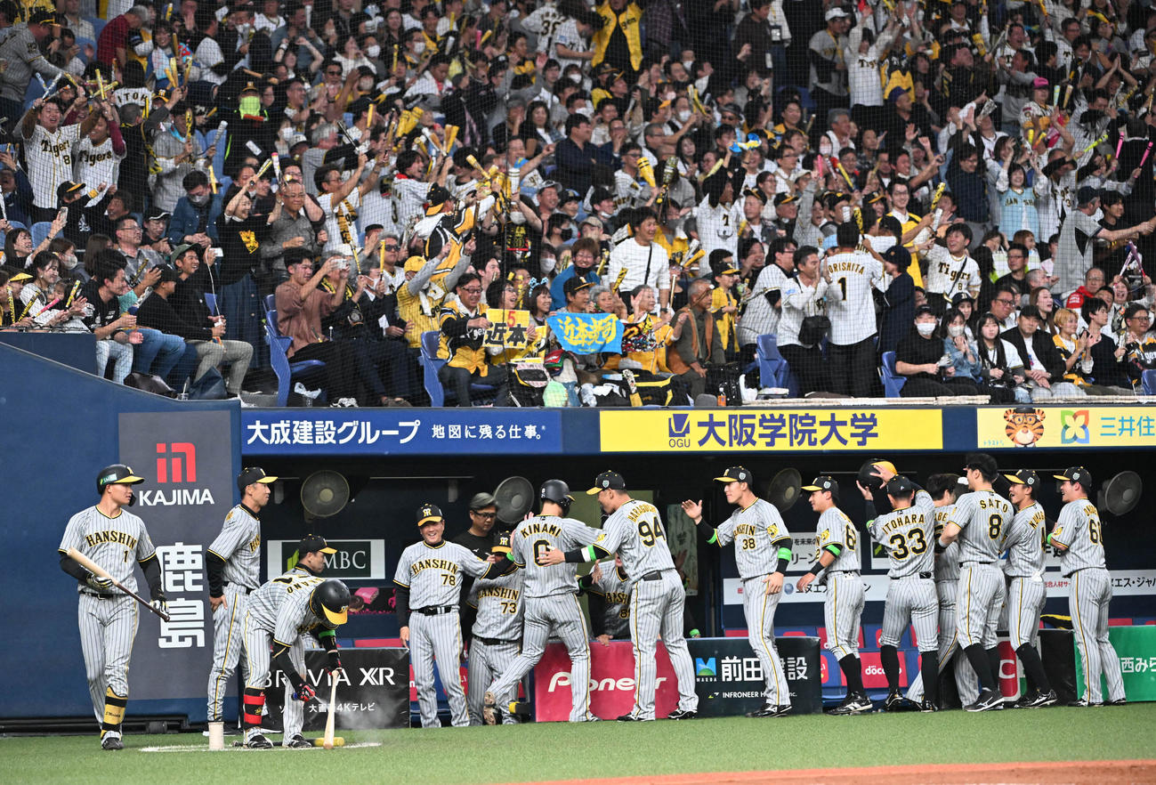 オリックス対阪神　5回表阪神2死一、二塁、近本の適時打で生還した木浪らを迎える阪神ナイン（撮影・和賀正仁）
