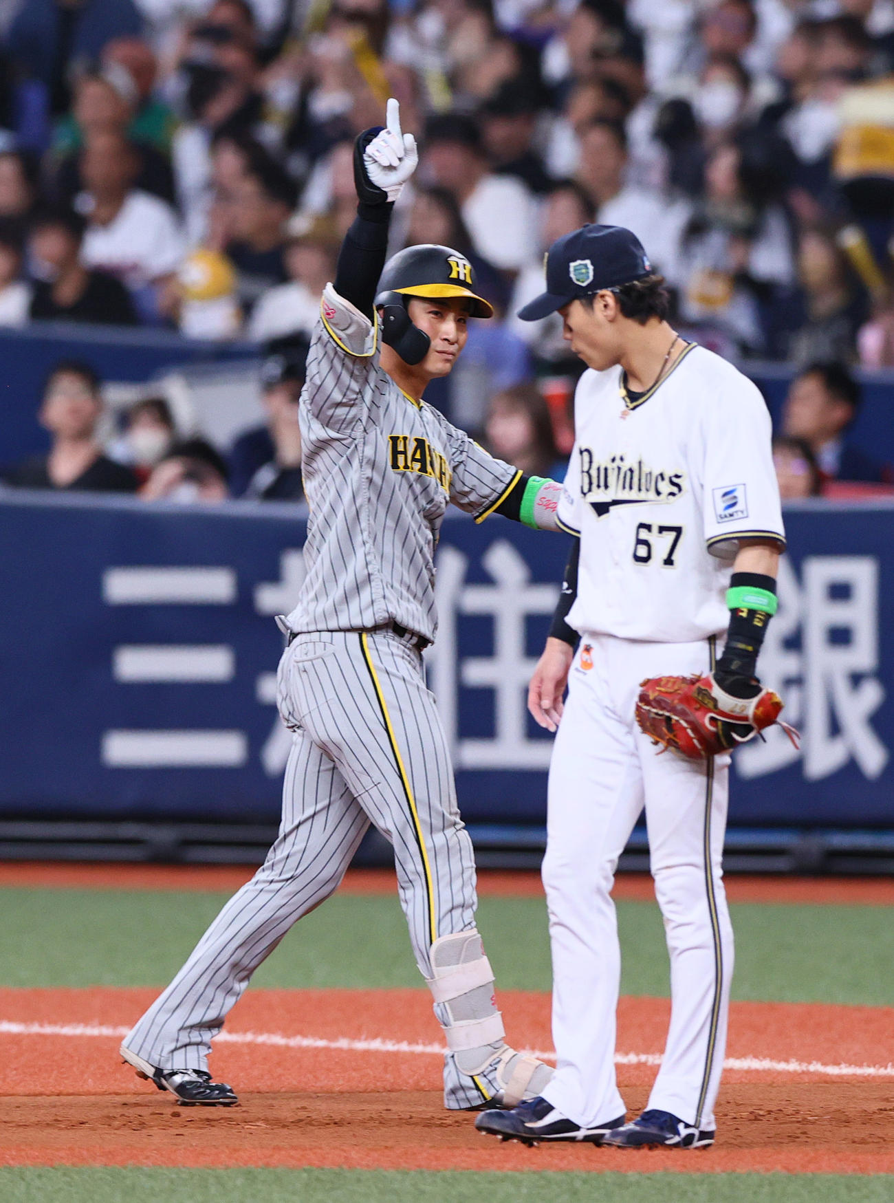 オリックス対阪神　6回表阪神2死一、三塁、木浪（左）は左前適時打を放ちベンチへポーズを決める（撮影・上山淳一）