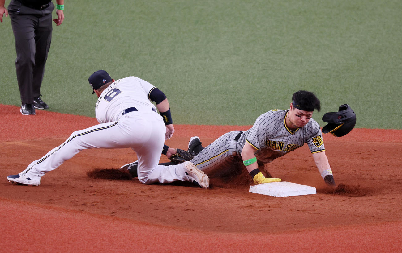 オリックス対阪神　5回表阪神無死一塁、一塁走者佐藤輝は二塁盗塁を決める。野手はゴンザレス（撮影・加藤哉）