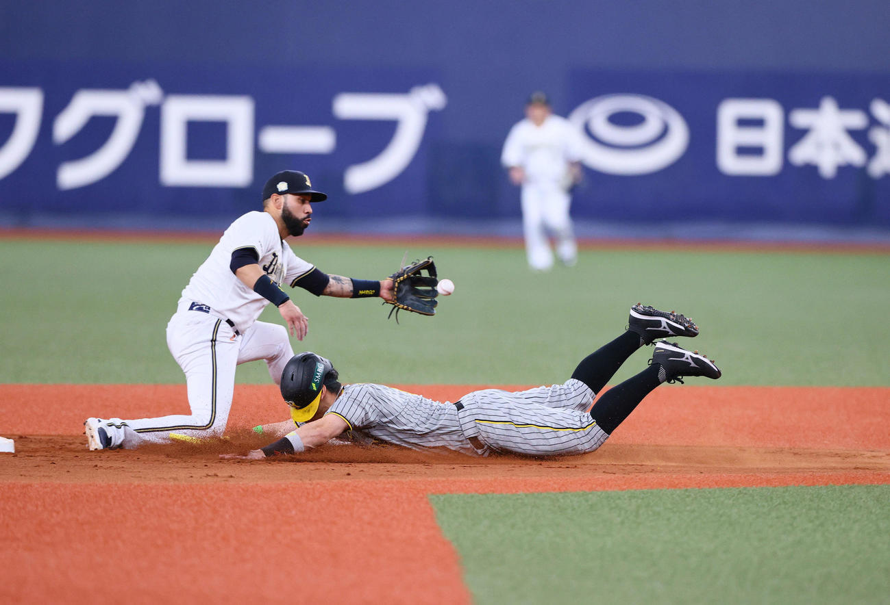 オリックス対阪神　5回表阪神無死一塁、打者ノイジーの時、一塁走者佐藤輝（右）は二塁盗塁を決める（撮影・上山淳一）