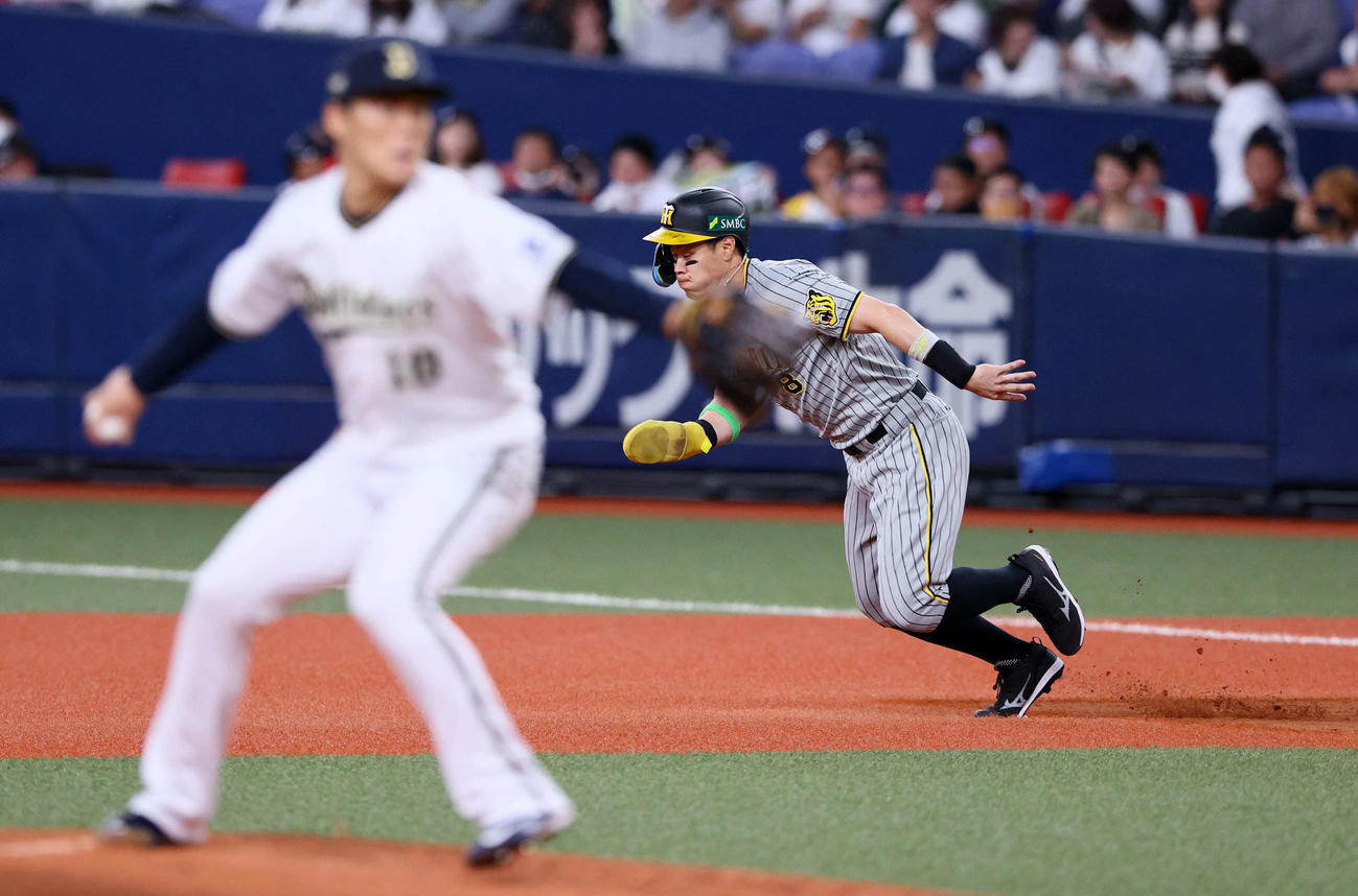 オリックス対阪神　5回表阪神無死一塁、打者ノイジーの時、一塁走者佐藤輝（右）は二塁盗塁を決める（撮影・上山淳一）