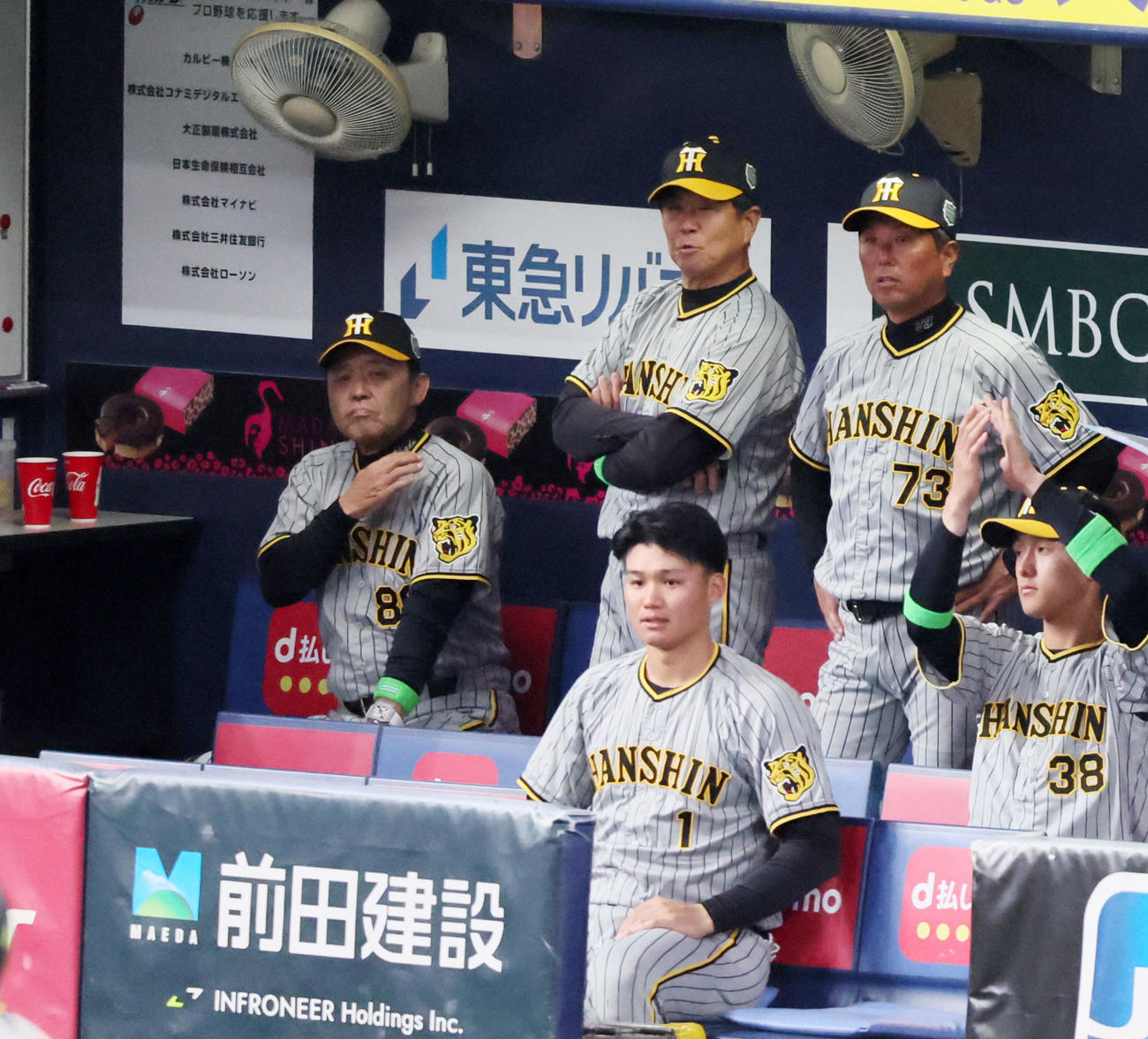 オリックス対阪神　5回表阪神無死一塁、一塁走者佐藤輝が二塁盗塁を決めた直後の岡田監督はまたサインを送る（撮影・加藤哉）