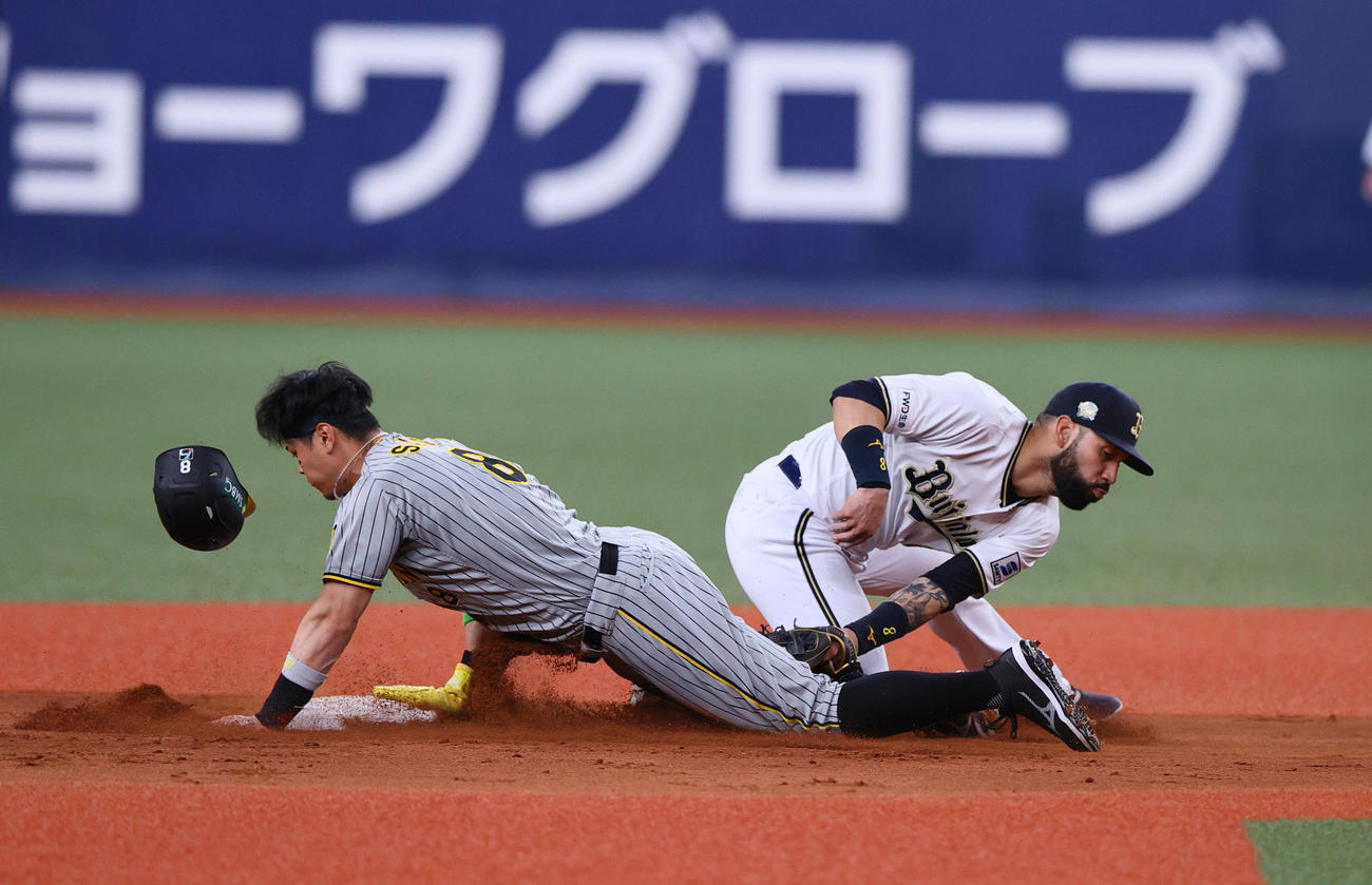 オリックス対阪神　5回表阪神無死、打者ノイジーの時、一走佐藤輝（左）は二盗を決める（撮影・上山淳一）
