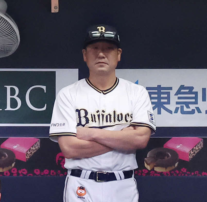 オリックス対阪神　戦況を見つめるオリックス中嶋監督（撮影・宮地輝）