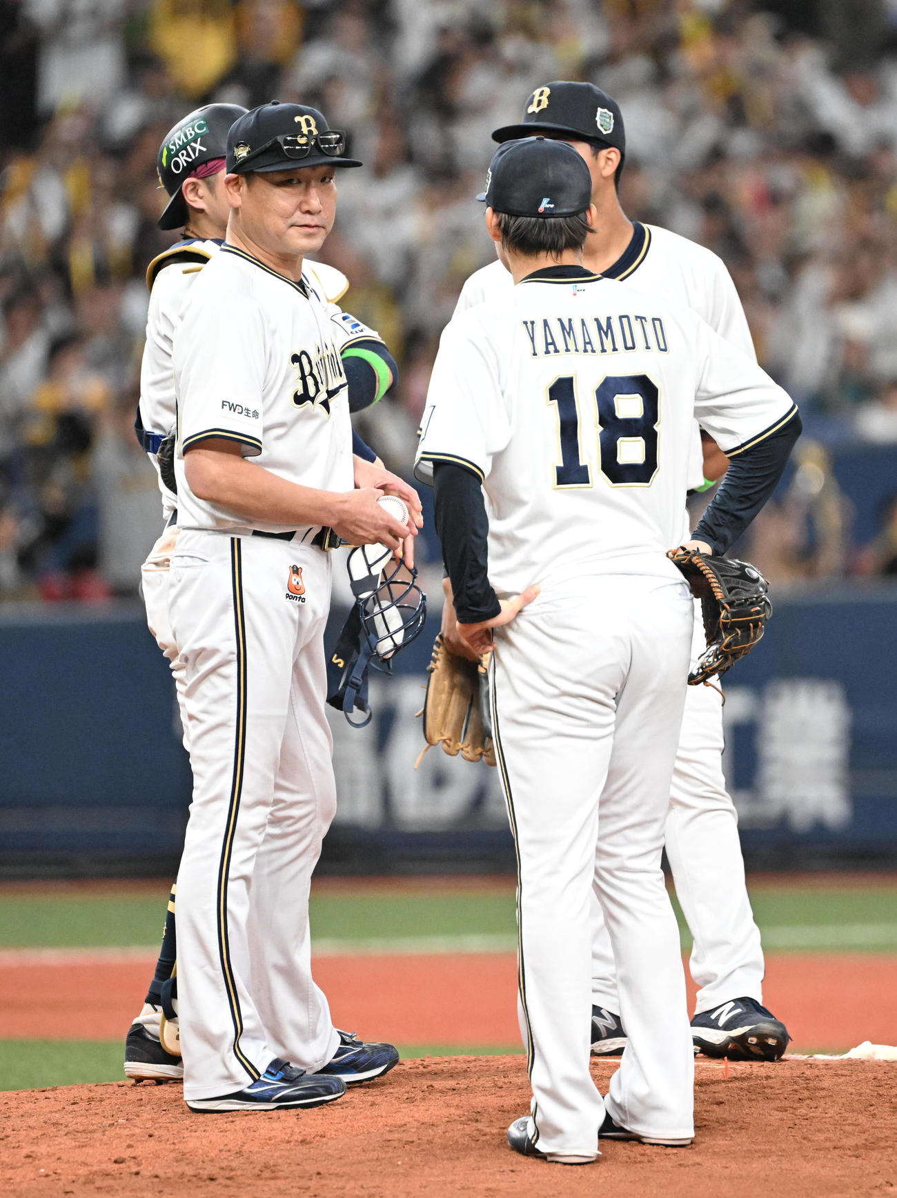 オリックス対阪神　6回表阪神2死一、二塁、坂本に適時二塁打を浴び山本の降板を告げた中嶋監督（撮影・和賀正仁）