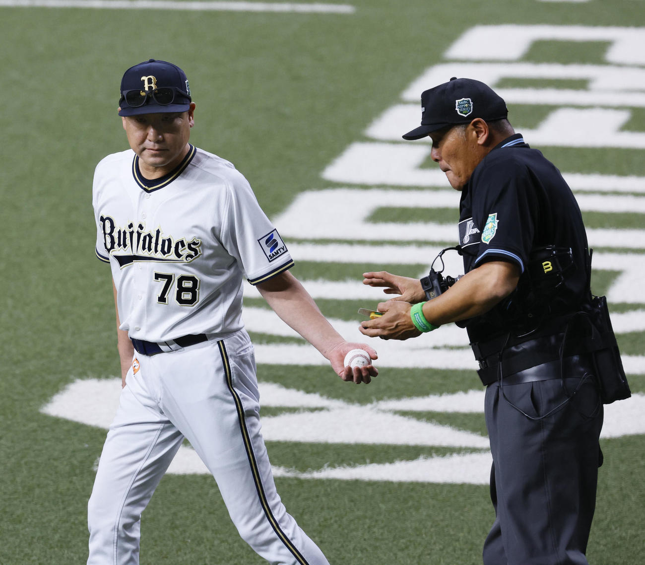 オリックス対阪神　6回、山本の降板を告げ、ボールを受け取るオリックス中嶋監督（撮影・藤尾明華）