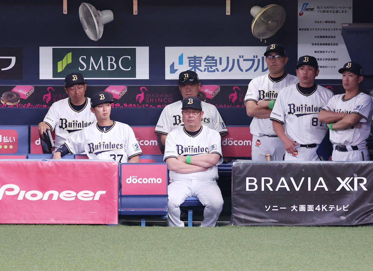 オリックス対阪神　ベンチで厳しい表情のオリックス中嶋監督（後方中央）らコーチ陣（撮影・宮地輝）