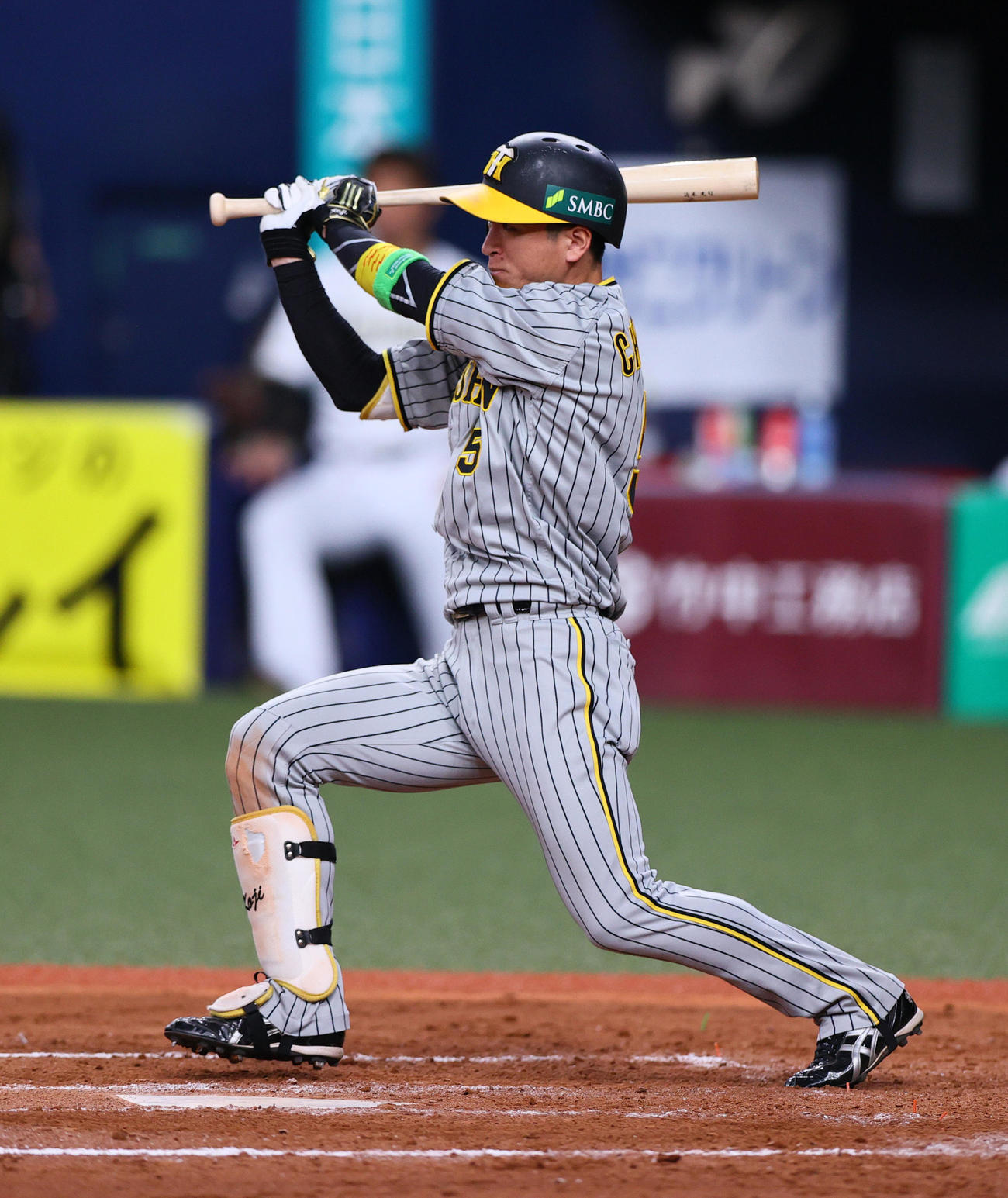 オリックス対阪神　9回表阪神無死、近本は中二塁打を放つ（撮影・上山淳一）