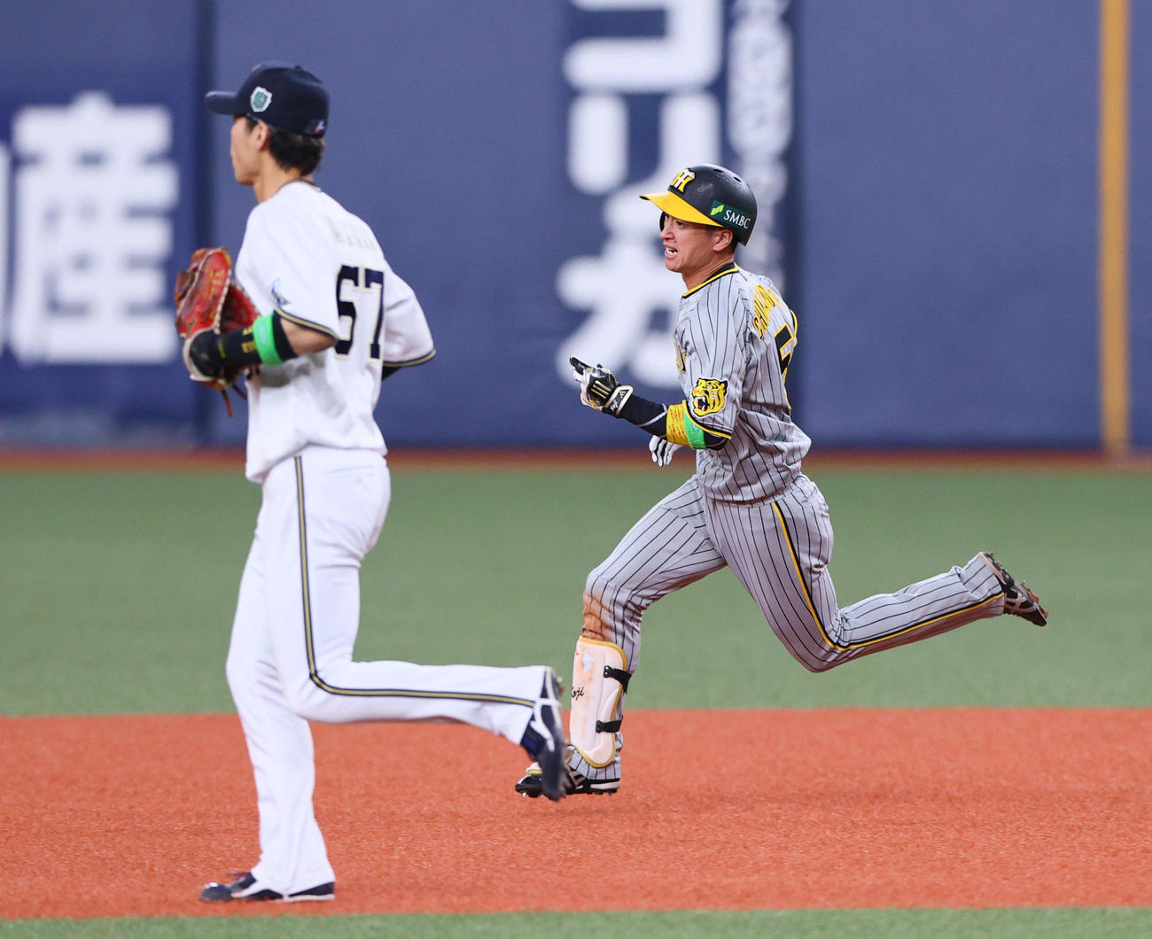 オリックス対阪神　5回表阪神2死一、二塁、近本（右）は中適時2点三塁打を放ち二塁へ向かう（撮影・上山淳一）