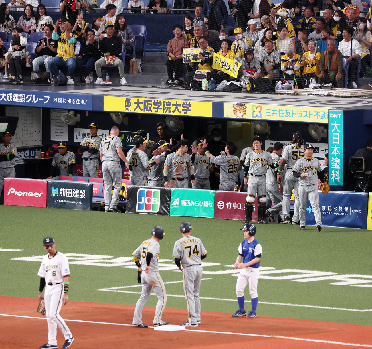 オリックス対阪神　5回表阪神2死一、二塁、近本の右適時三塁打で二塁走者渡辺諒、一塁走者木浪が生還しベンチでタッチする（撮影・加藤哉）