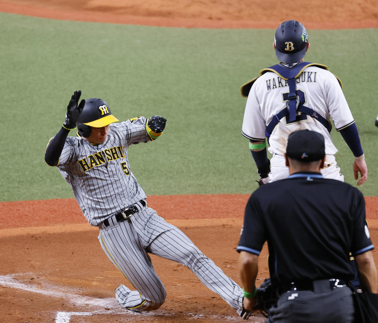 オリックス対阪神　9回表阪神1死満塁、佐藤輝の三ゴロで生還する阪神近本（撮影・藤尾明華）